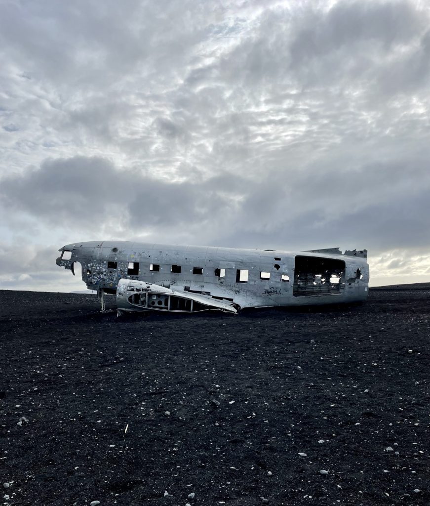 Découvrez la célèbre carcasse DC3 et sa plage noire