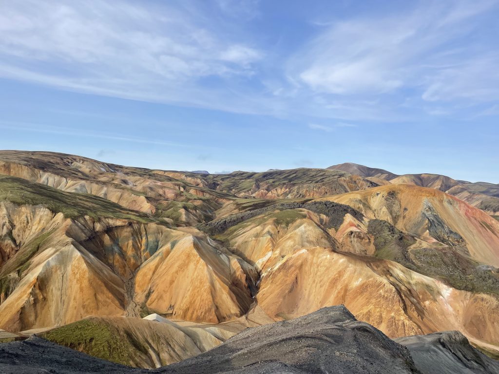 Ne manquez pas le coeur désertique de l'islande avec ses montagnes colorées