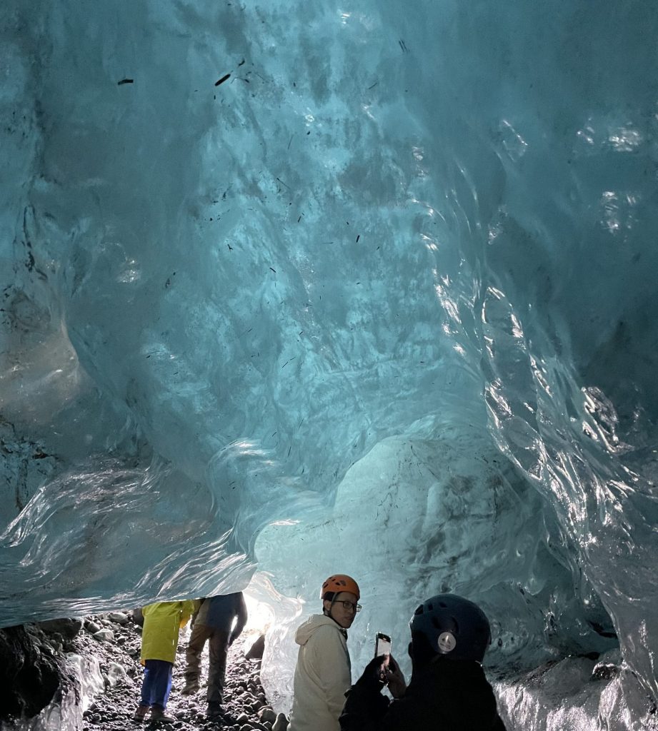 Découvrez la célèbre grotte bleue en Islande