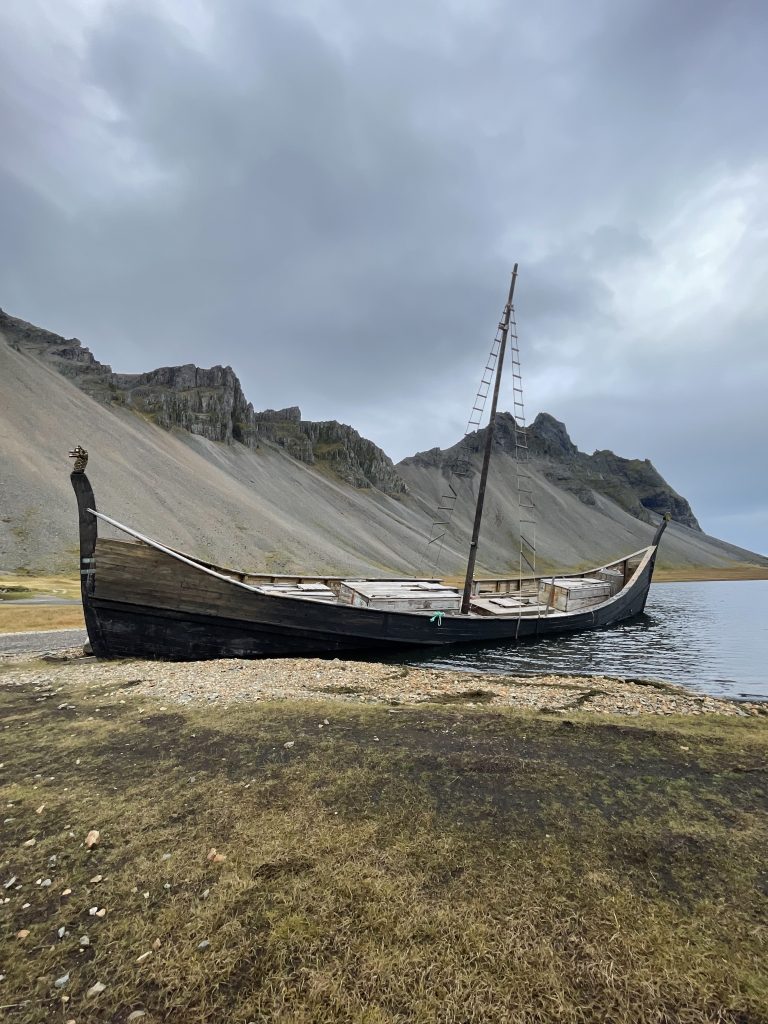 Découvrez le bateau viking servant de décor de tournage en Islande
