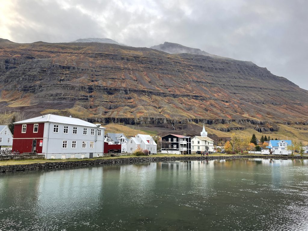 Découvrez Seyðisfjörður, une petite ville colorée charmante dans un fjord isolé