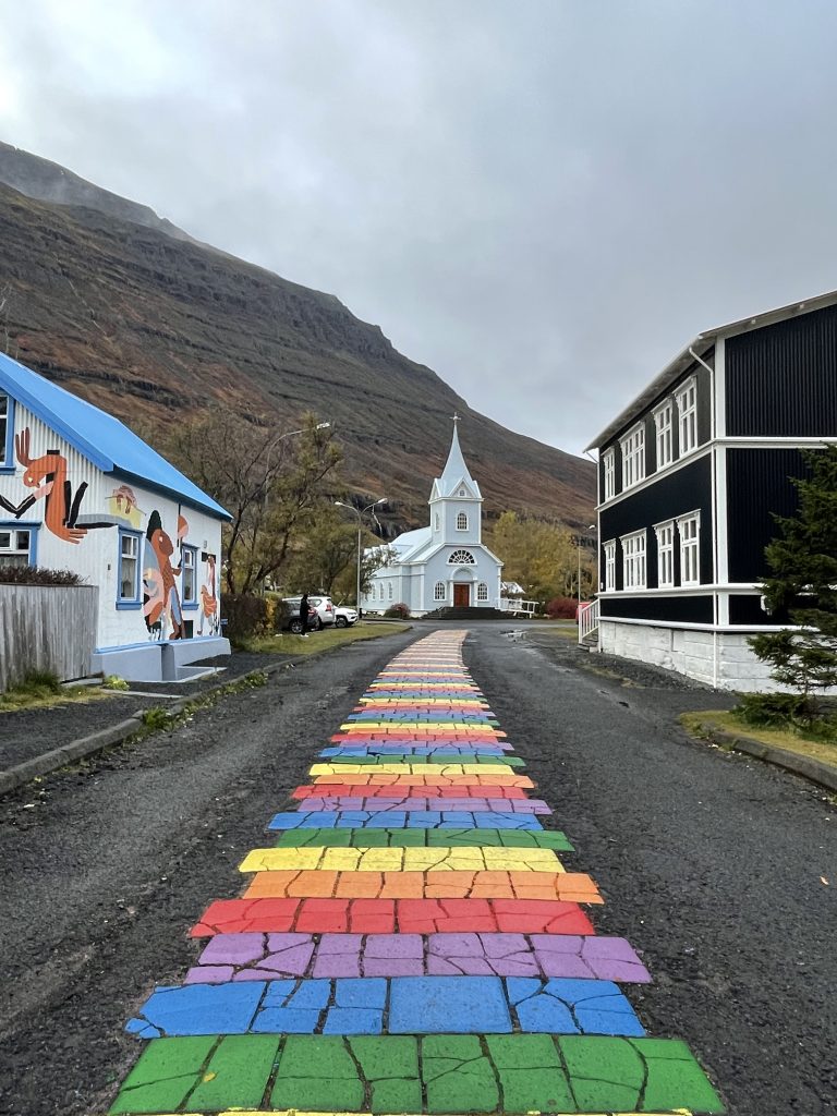 Promenez-vous dans la ville de Seyðisfjörður et sa charmante rue commerçante arc-en-ciel