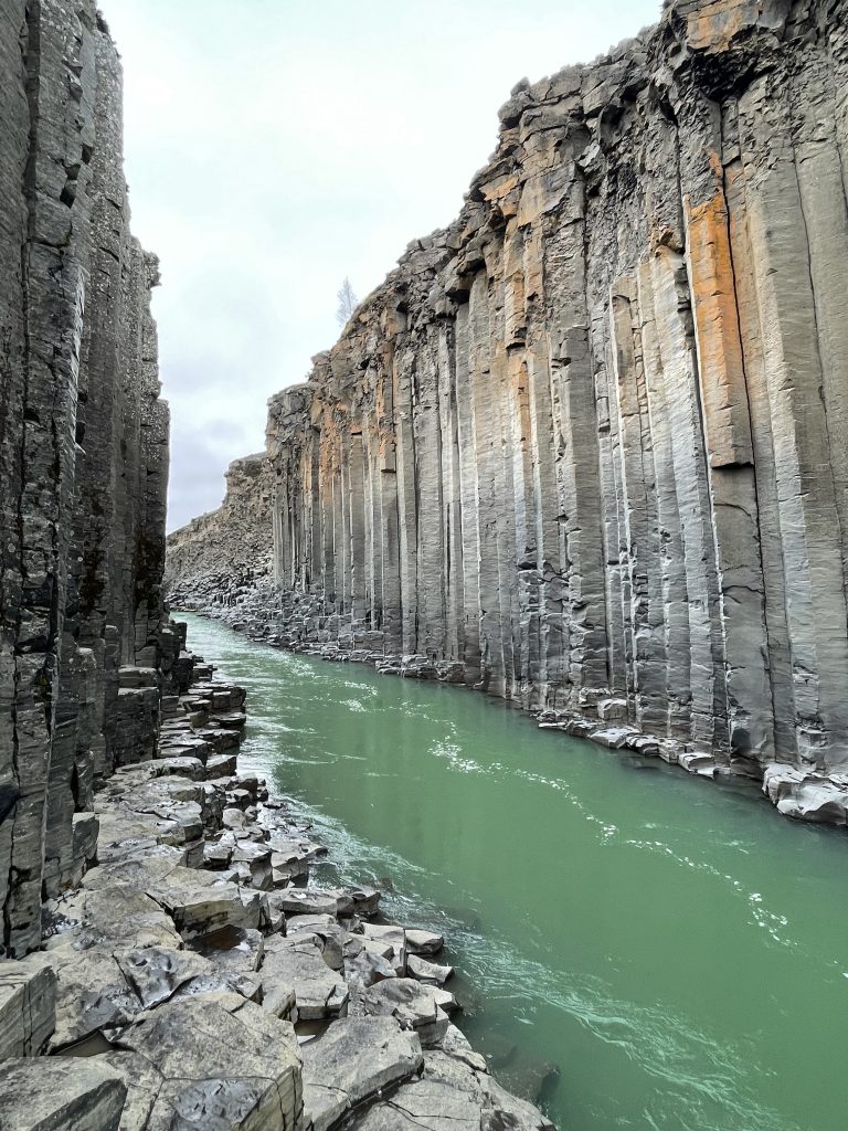 Découvrez le canyon de Stuðlafoss et ses colonnes en basalte