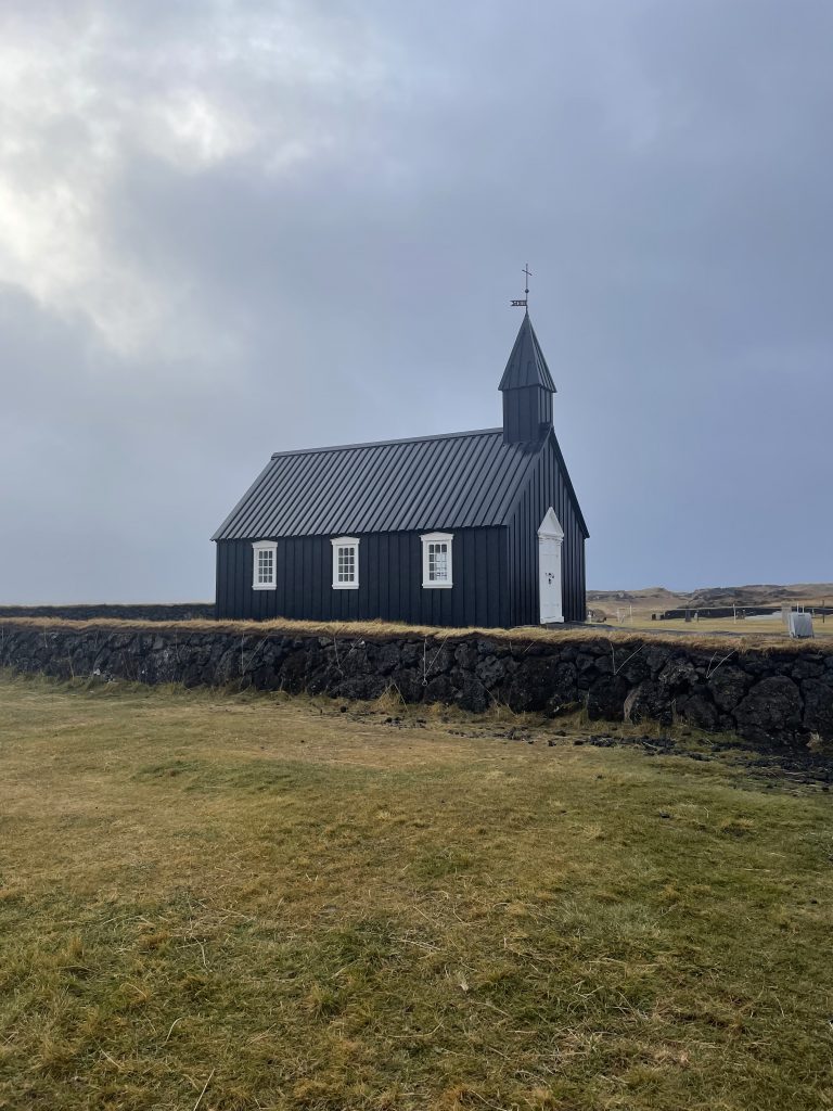 Ne manquez pas la célèbre église noire de Snaefellsnes