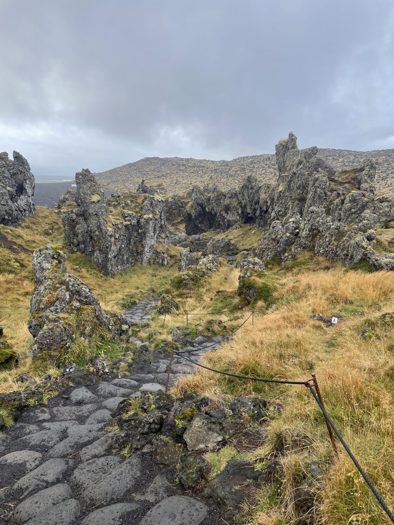 Découvrez la plage de Djúpalónssandur et ses paysages fantastiques