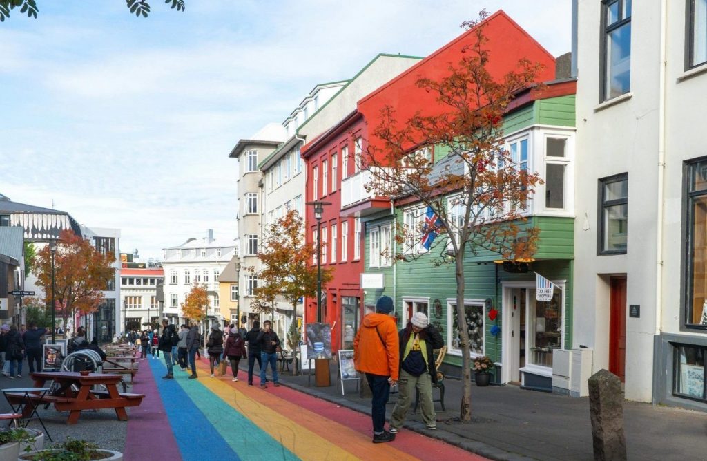 Promenez-vous dans la rue arc-en-ciel de Reykjavik