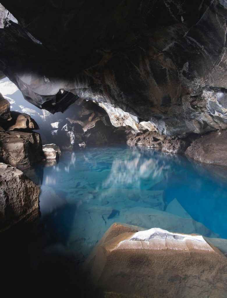 Découvrez la grotte à l'eau turquoise de Games of Thrones