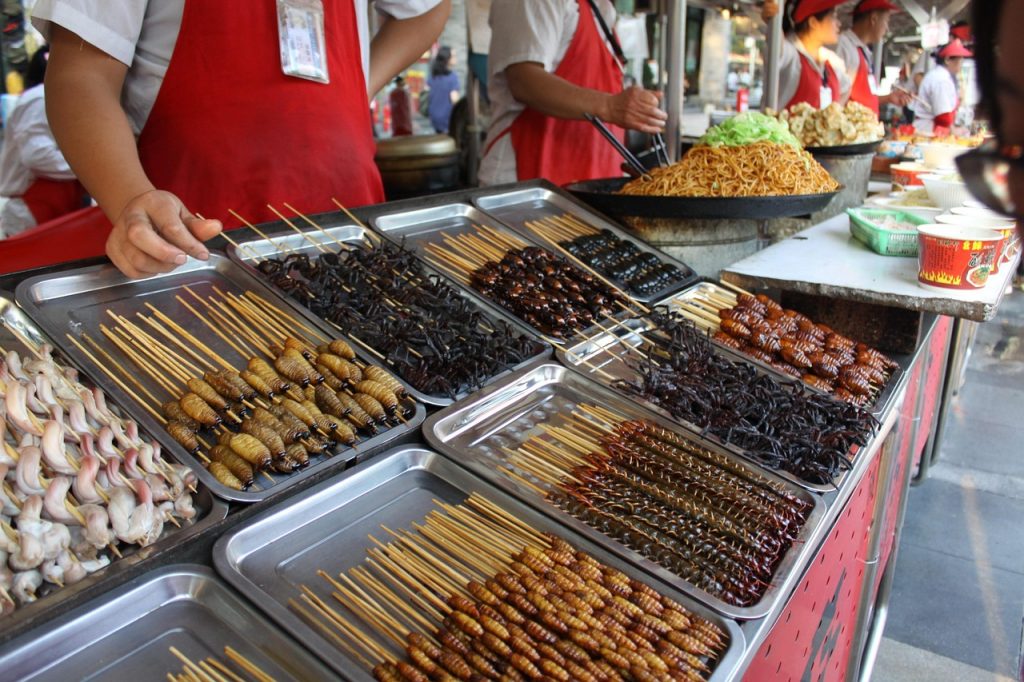 Découvrez le célèbre marché Wangfujing et ses brochettes d'insectes