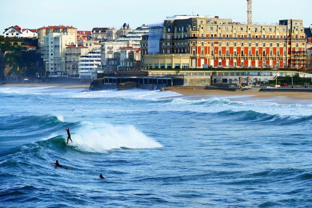 Découvrez Biarritz, la vibrante ville du Sud Ouest et ses surfers