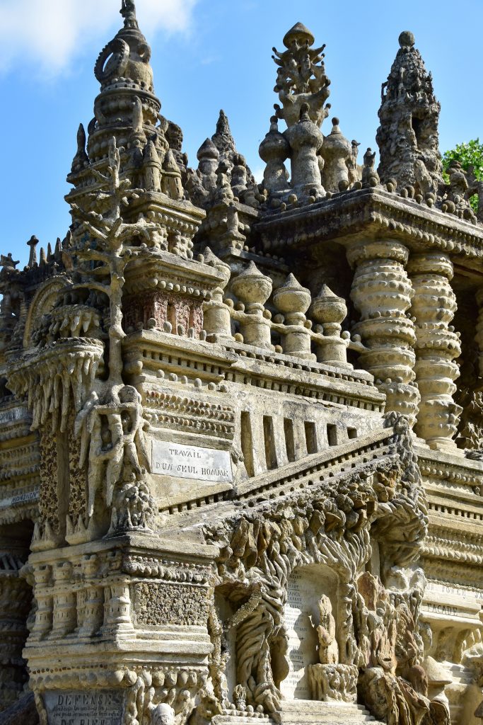 Découvrez l'insolite palais idéal du facteur cheval
