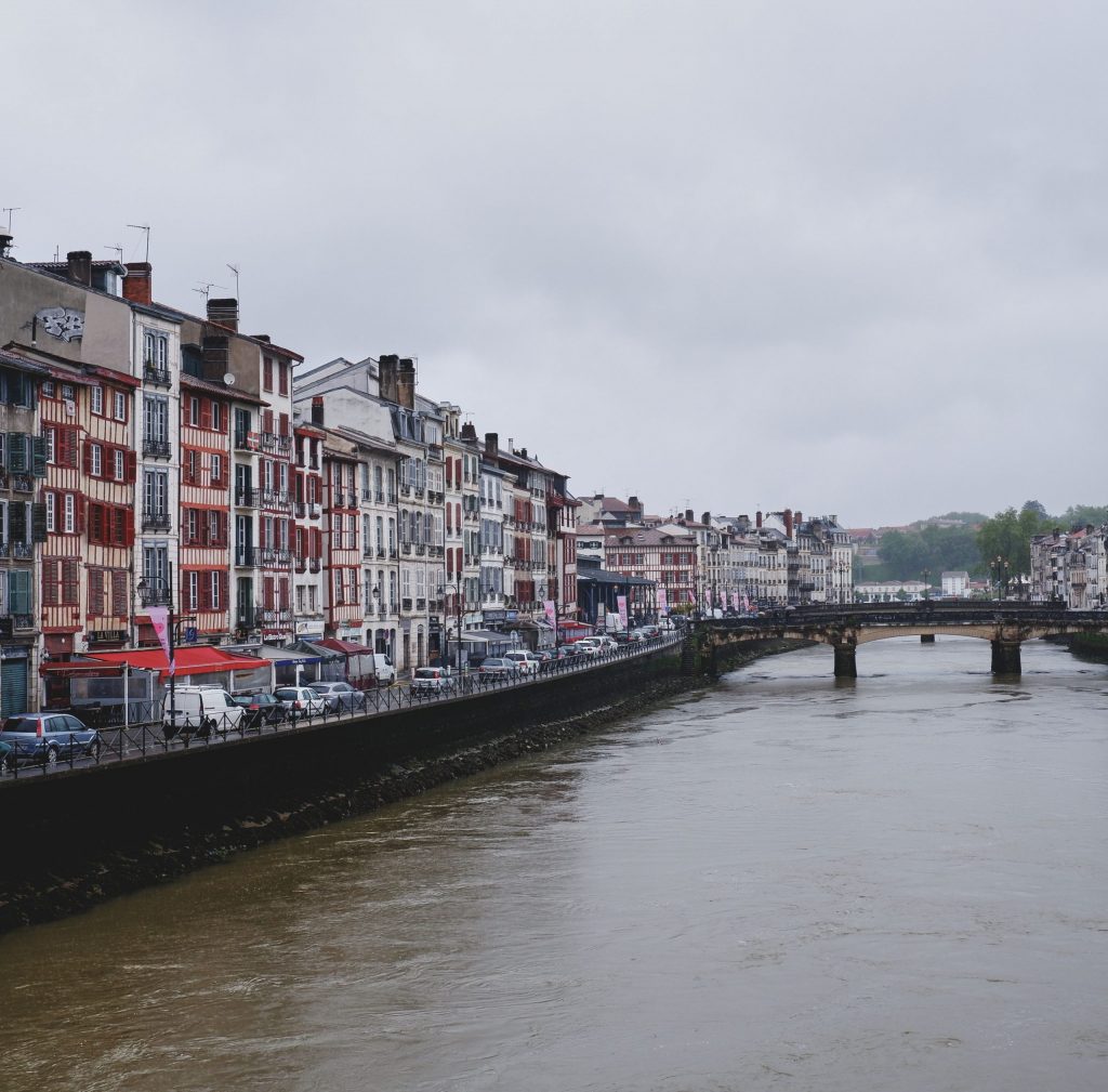 Découvrez Bayonne et ses maisons colorées bordant la Nives