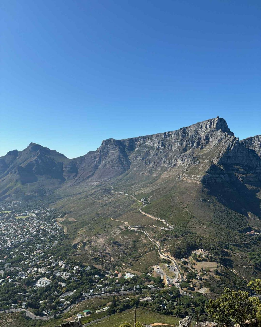 Découvrez la montagne de la Table, protégeant la ville du Cap